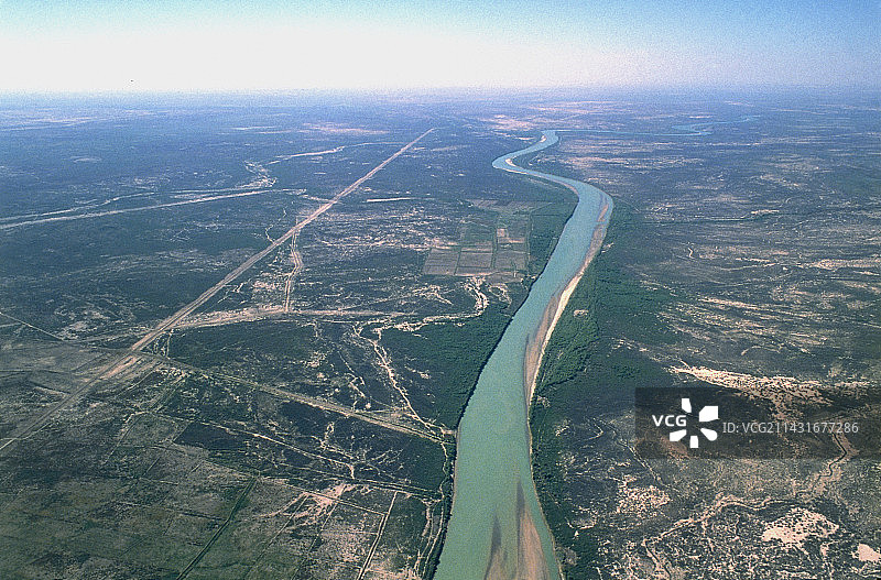 注入咸海的阿姆河图片素材
