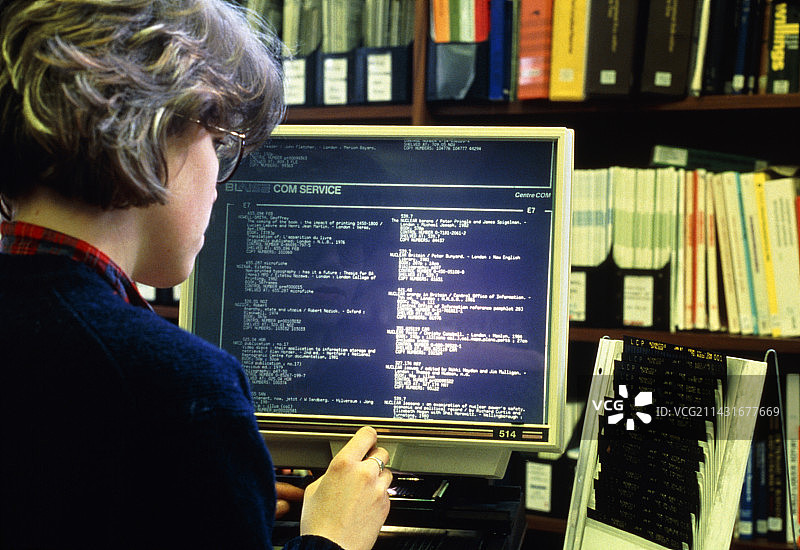 年轻女人使用缩微胶片索引图片素材