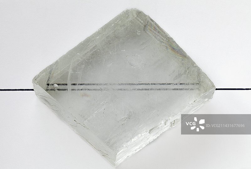 方解石晶体的双折射图片素材