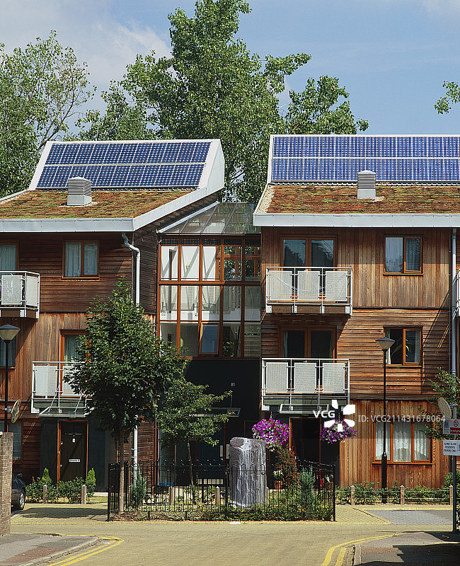 房屋上的光伏电池图片素材