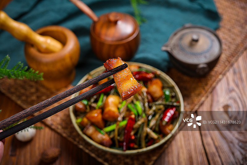 美味家常菜卜豆角炒红烧肉图片素材
