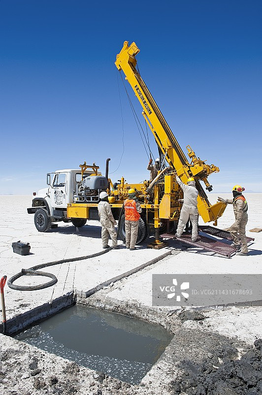 在盐滩上钻探图片素材