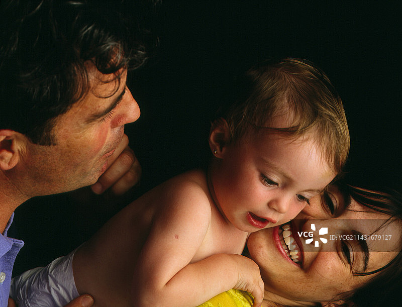 骄傲的父母和他们的宝宝的肖像图片素材