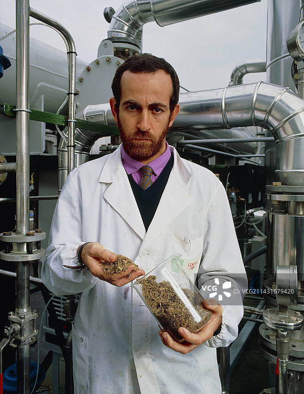 技术员手持蔬菜蔗渣样品图片素材