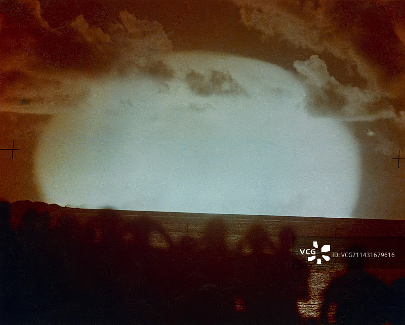 埃内韦塔克环礁上空的核弹爆炸图片素材