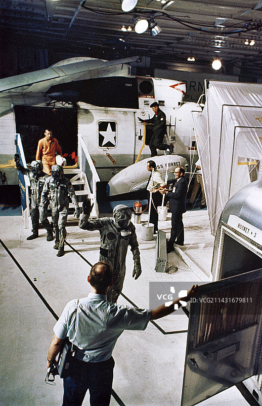 阿波罗11号宇航员乘坐回收船抵达图片素材