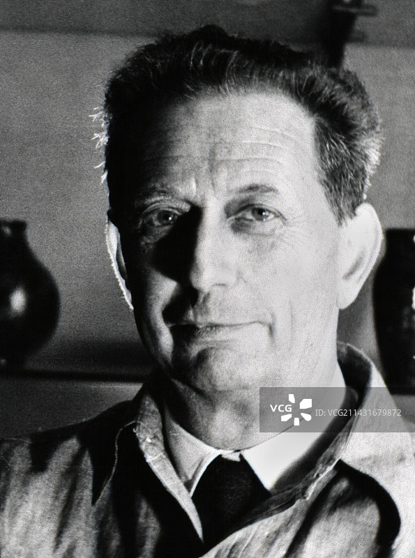 法国微生物学家安德烈·利沃夫图片素材