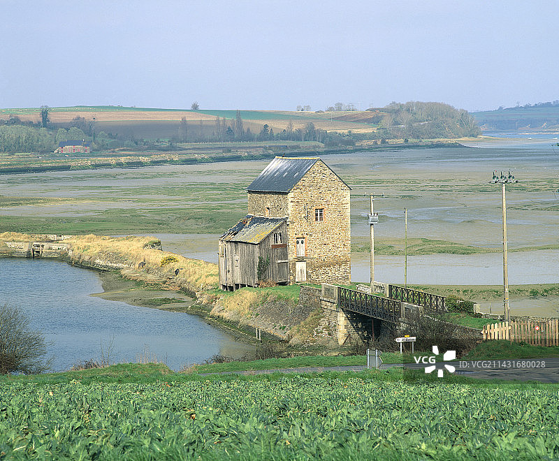 河口上的传统潮汐磨坊图片素材