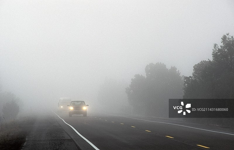 雾中行驶的汽车图片素材