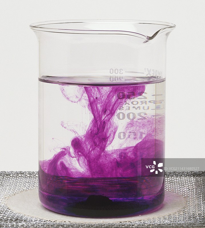 含高锰酸钾的玻璃烧杯图片素材