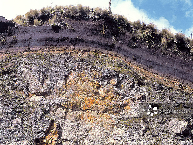 悬崖上的泥炭层图片素材