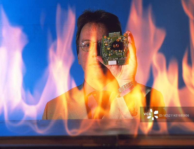 火灾探测器研究员图片素材