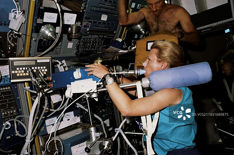 SLS-1任务中携带再呼吸装置的宇航员塞顿图片素材