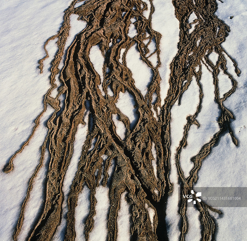雪地上小型火山灰泥流的景色图片素材