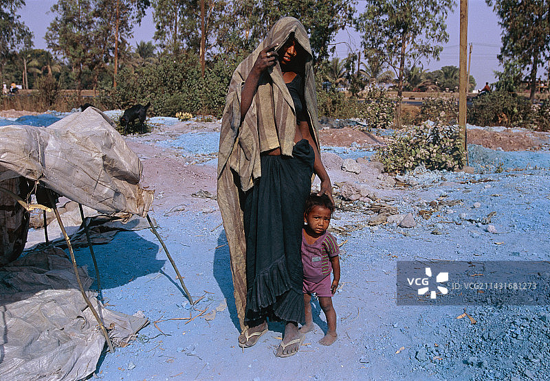 居住在垃圾场的印度妇女和儿童图片素材