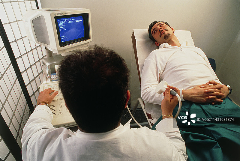 精液捐献前的生殖器超声扫描图片素材