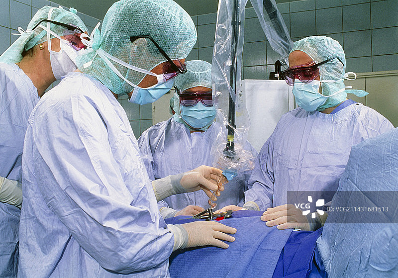 外科医生在心脏手术中使用激光图片素材