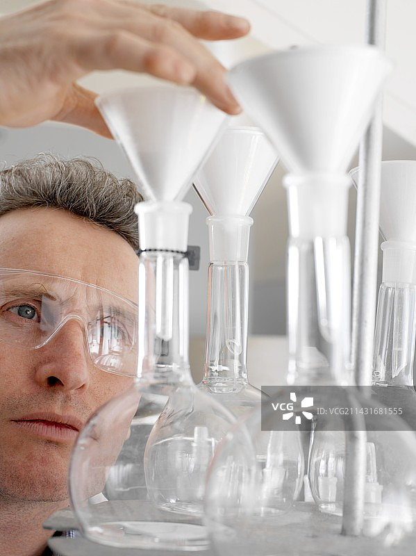 药剂师和玻璃器皿图片素材