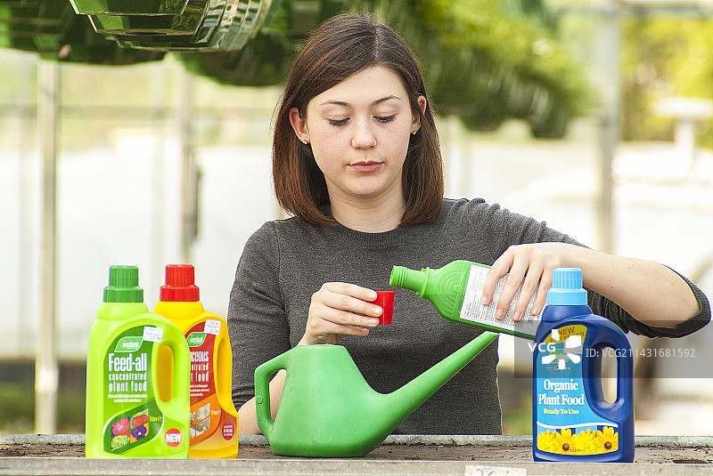 生物系学生稀释肥料图片素材