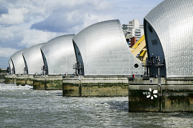 关闭闸门的泰晤士河防洪堤图片素材