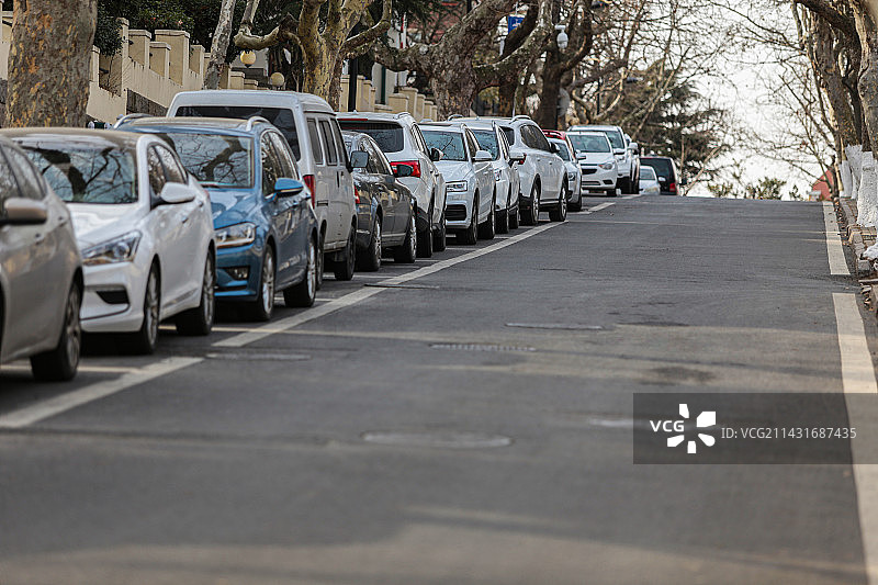 道路一侧停放的汽车图片素材
