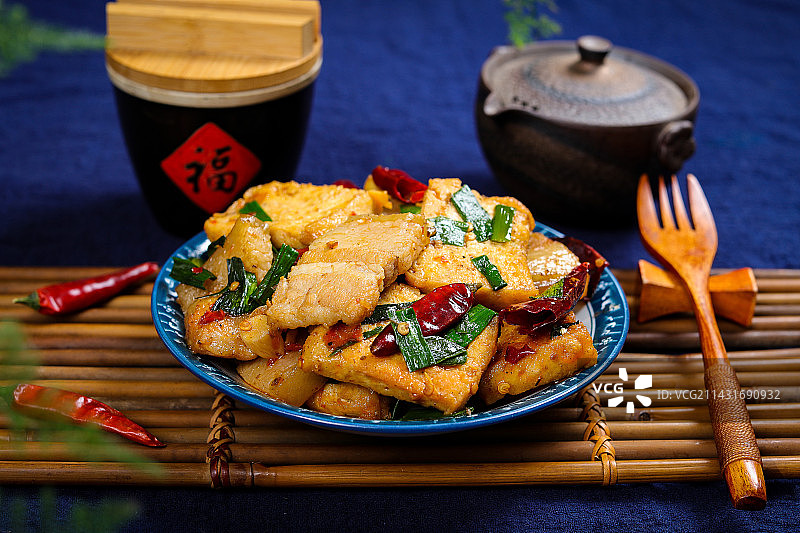 香辣美味下酒菜煎豆腐炒五花肉图片素材