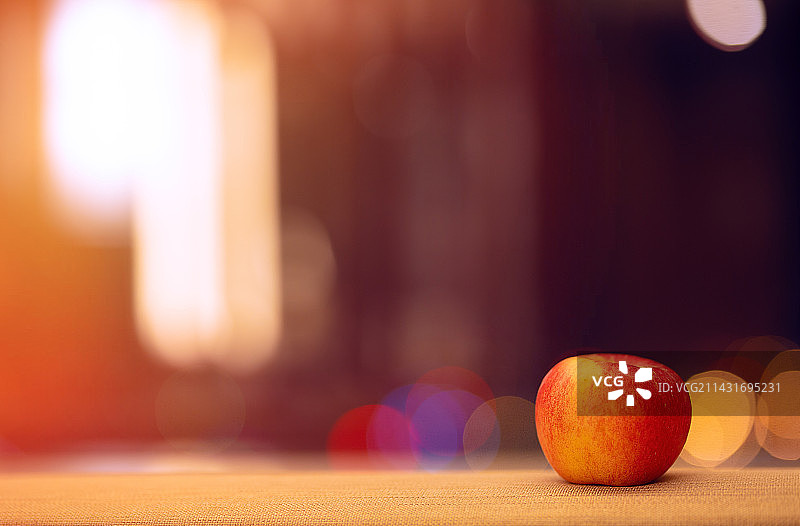 夜景光斑映衬下苹果的特写镜头图片素材