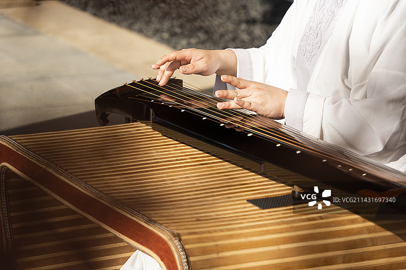 弹古琴图片素材