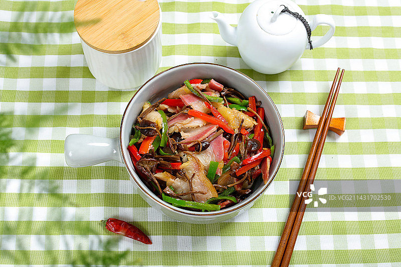 美味下酒菜辣椒树菇炒咸肉图片素材