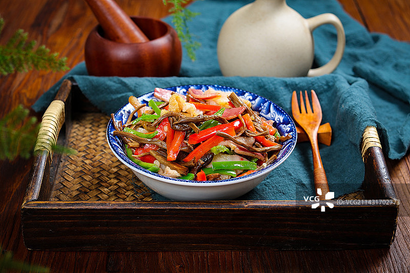 美味特色菜腊肉炒野生菌茶树菇图片素材