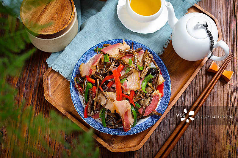 美味特色菜腊肉炒野生菌茶树菇图片素材