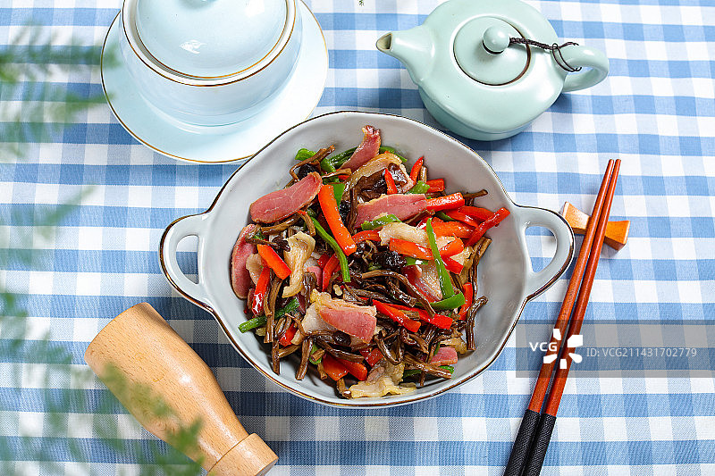 美味特色菜腊肉炒野生菌茶树菇图片素材