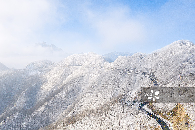 航拍河南省洛阳市嵩县白云山旅游度假区冬季户外风光图片素材