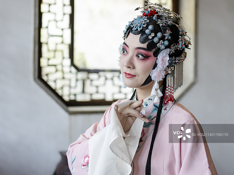 苏州园林中的昆曲演员图片素材