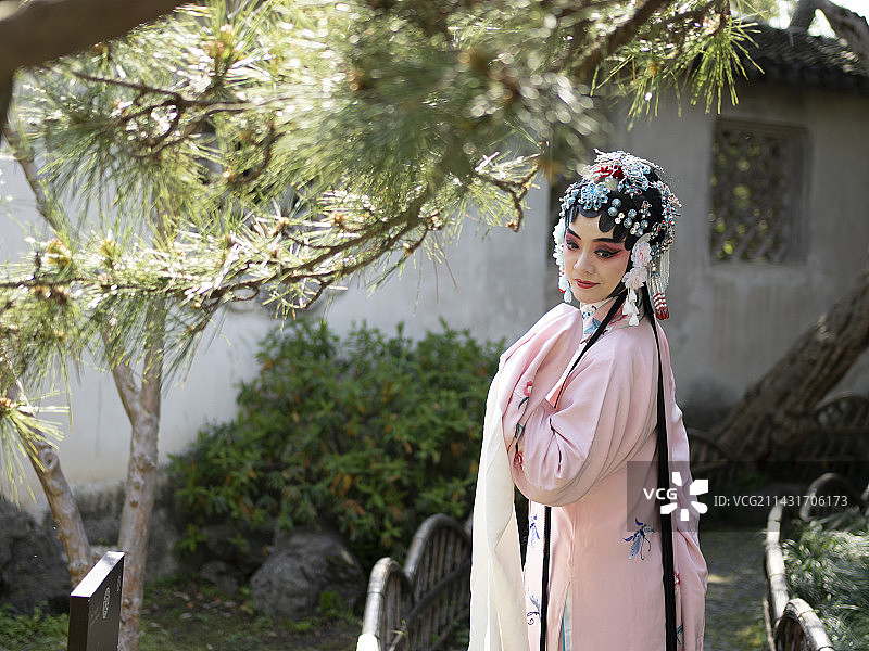 苏州园林中的昆曲演员图片素材