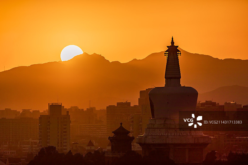 日落西山时分逆光中的北京北海公园白塔图片素材