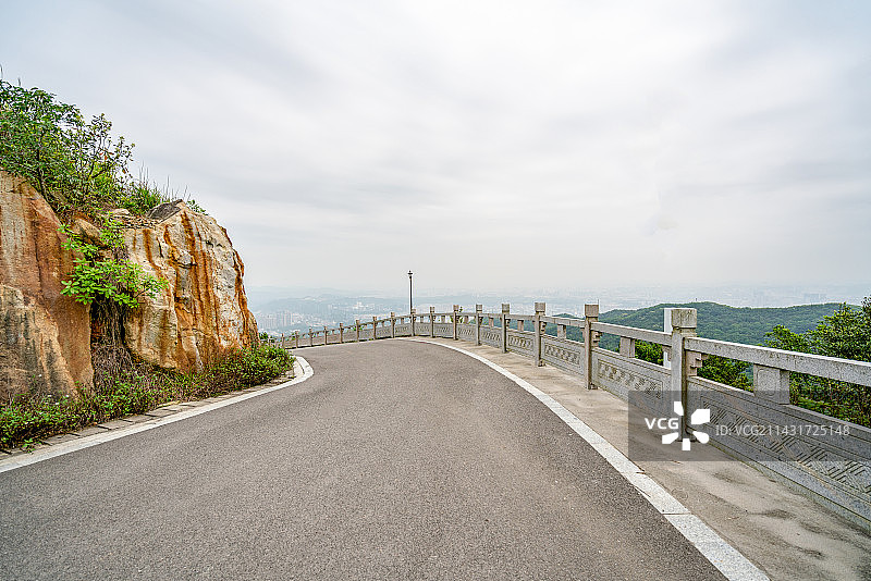 深圳龙华区阳台山森林公园自然景观和城市道路图片素材