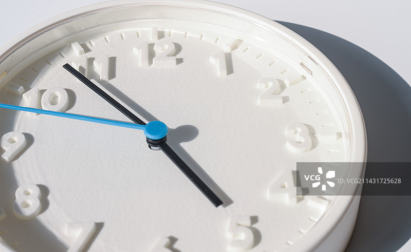 阳光下的挂钟图片素材