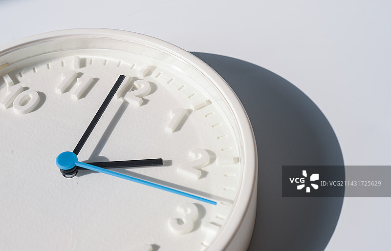 阳光下的挂钟图片素材