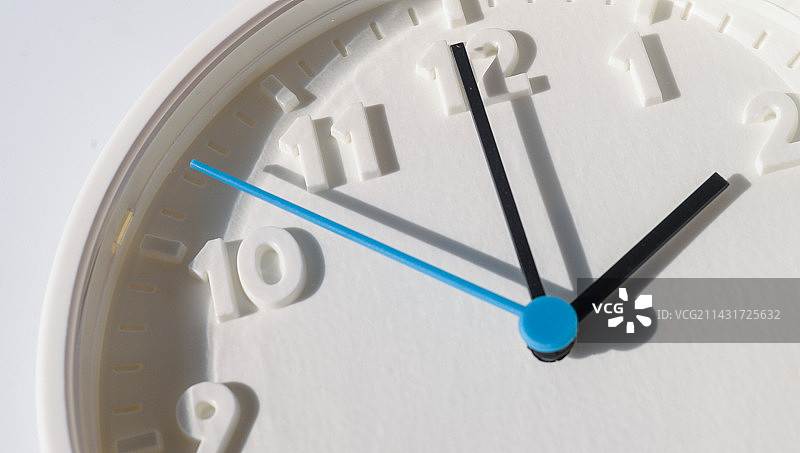 阳光下的挂钟图片素材