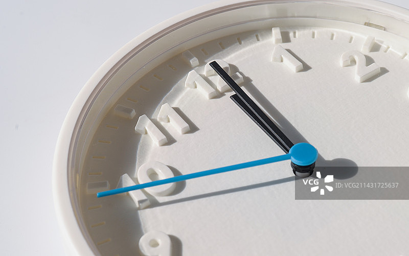 阳光下的挂钟图片素材