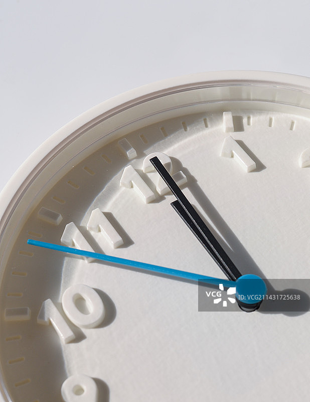 阳光下的挂钟图片素材