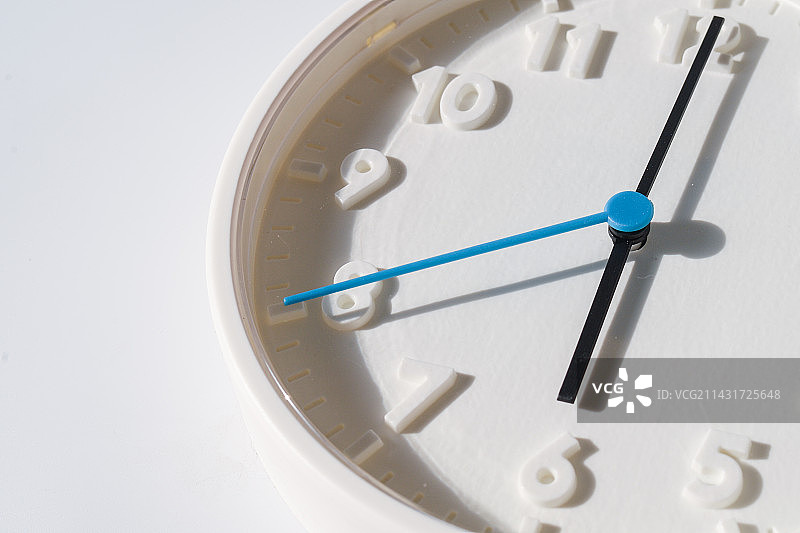 阳光下的挂钟图片素材