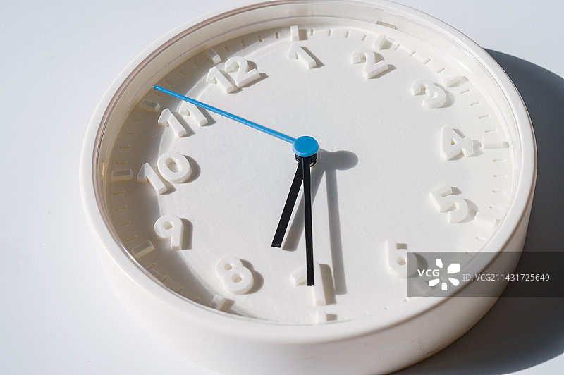 阳光下的挂钟图片素材