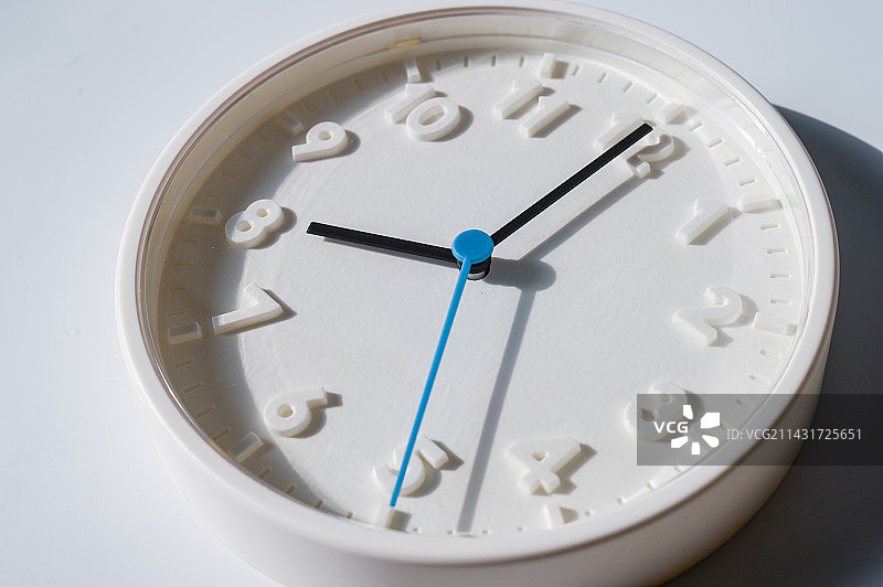 阳光下的挂钟图片素材