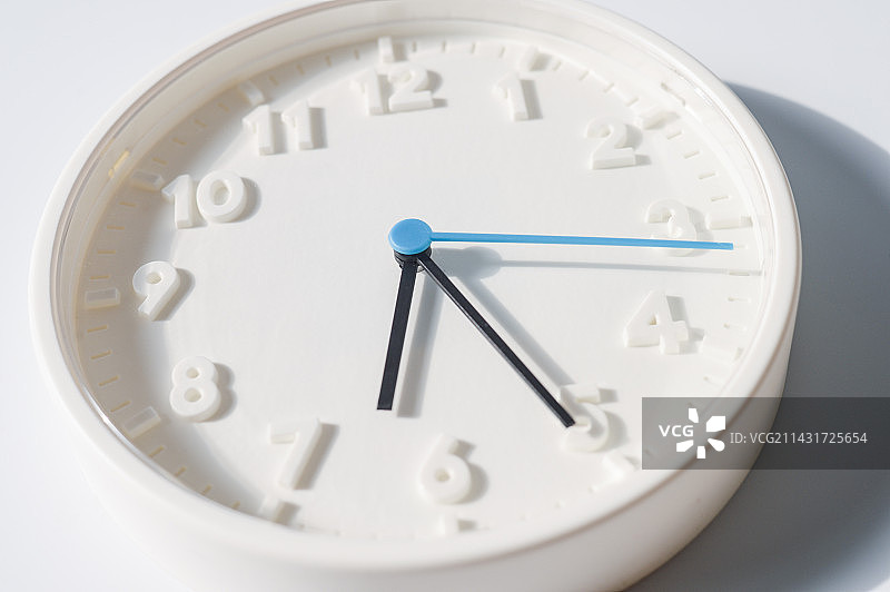 阳光下的挂钟图片素材