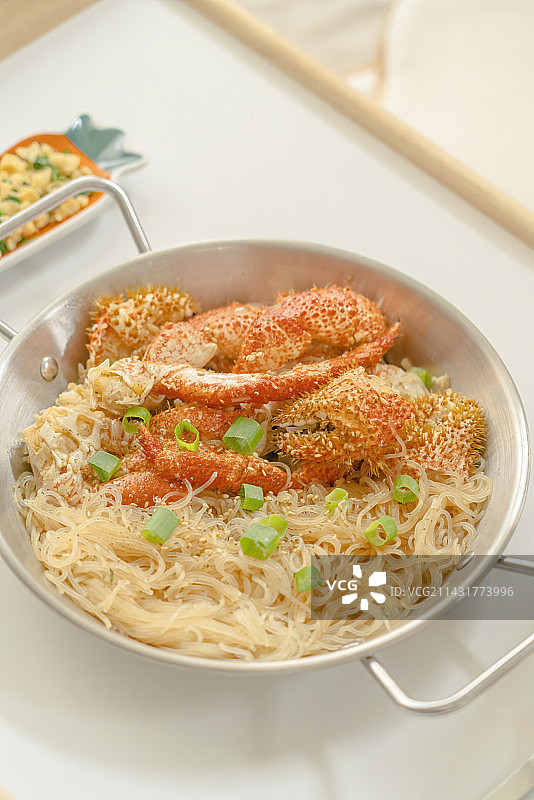 红蟹腿粉丝煲与迷迭香炒蛋图片素材