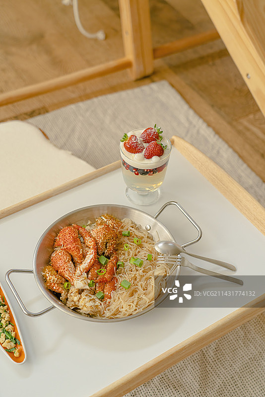 风味蟹腿粉丝煲草莓酸奶迷迭香炒蛋图片素材