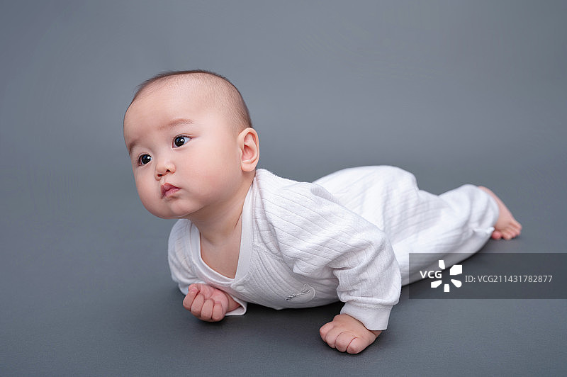 一个男婴的纯色背景棚拍照图片素材