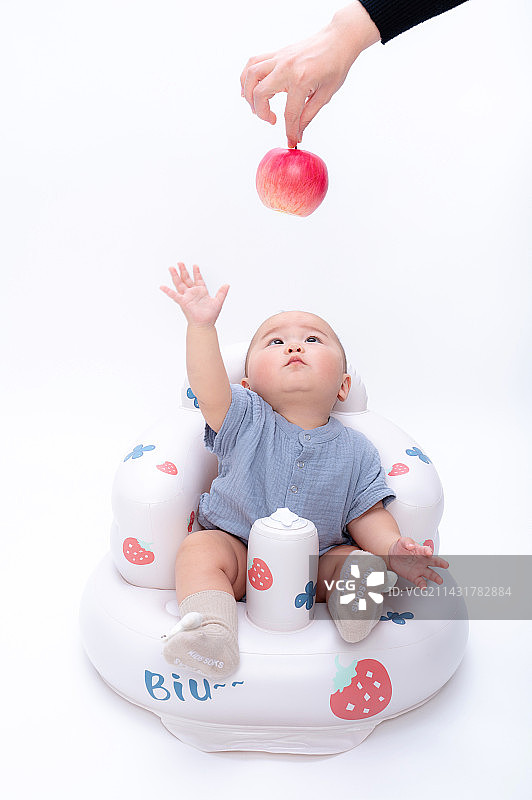 一个男婴的纯色背景棚拍照图片素材